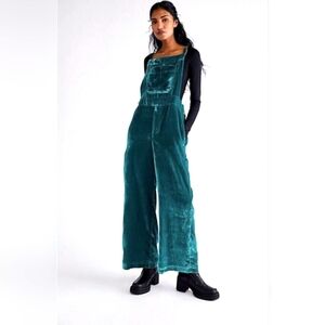Sale!!! NWOT Free People Eva Green Velvet Overalls Size Medium